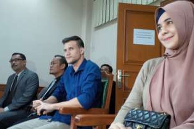 Stuart Collin (berkemeja biru) dan Risty Tagor (berkerudung) menjalani sidang putusan perceraian di Pengadilan Agama Jakarta Selatan pada Kamis (24/3/2016).