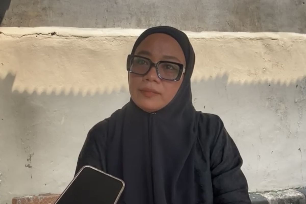 Siti Fatimah (40) pemilik vendor dekorasi Fatimah az-Zahra Wedding di Tangerang Selatan menjadi korban penipuan bermodus penyewaan kursi untuk kegiatan penyuluhan program Makan Bergizi Gratis (MBG) saat ditemui di Polsek Ciputat Timur, Tanggerang Selatan, Sabtu (2/5/2026).