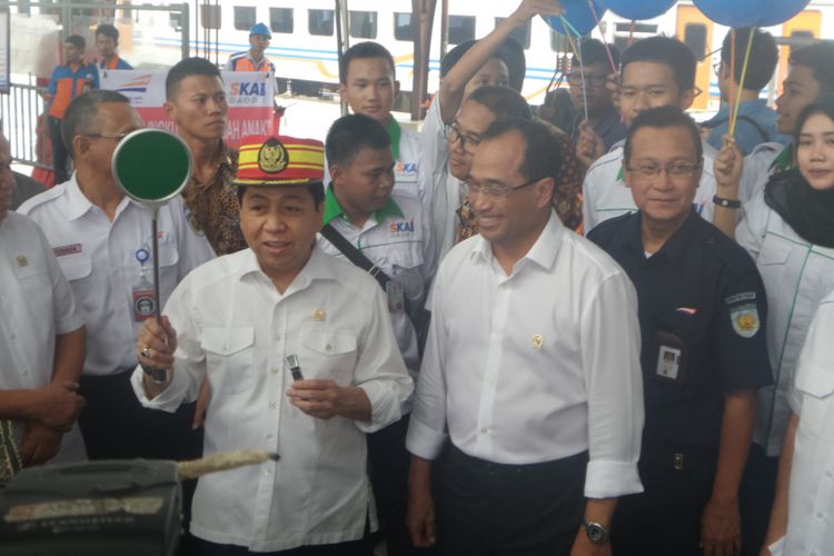 Ketua DPR RI Setya Novanto berpakaian ala petugas  Pengatur Perjalanan Kereta Api (PPKA) di Stasiun Senen, Jakarta Pusat, Kamis (22/6/2017).