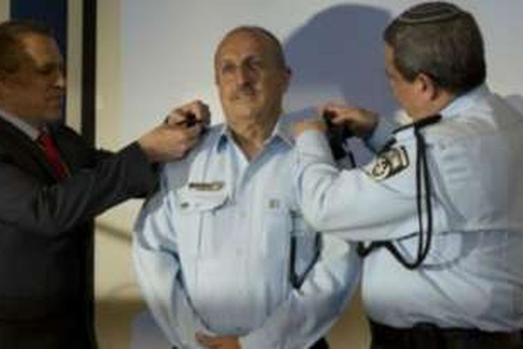 Jamal Hakrush saat menerima kenaikan pangkat pada Rabu (13/4/2016). Dia adalah warga Muslim pertama yang mencapai pangkat tertinggi dalam kepolisian Israel.