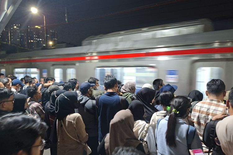 KRL Tanah Abang-Rangkasbitung Tertahan Imbas Kerumunan di Jalur Palmerah-Tanah Abang