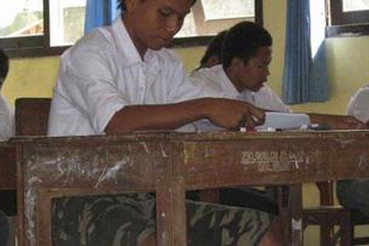 Salah satu siswa peserta ujian nasional di Kabupaten Kendal Jawa tengah, yang memakai celana loreng.
