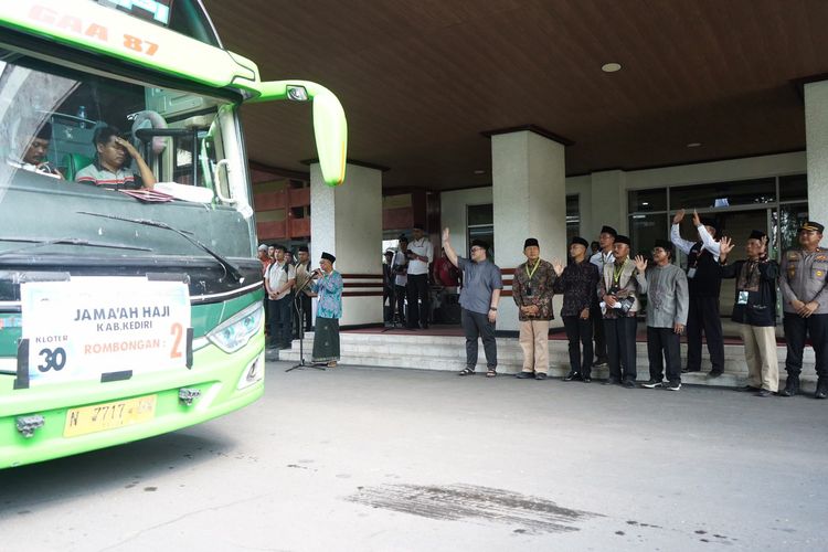 Pemberangkatan calon jemaah haji Kabupaten Kediri di Kantor Bupati Kediri, Jawa Timur, Minggu (4/6/2023).