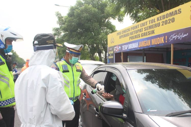 Simulasi yang digelar pihak kepolisian di pos cek poin exit tol Kebomas, dalam persiapan pemberlakuan PSBB di Kabupaten Gresik, Jawa Timur.