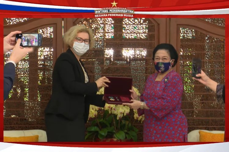 Presiden kelima RI Megawati Soekarnoputri menerima Bintang Jasa Persahabatan dari Duta Besar Rusia untuk Indonesia Lyudmila Vorobyova, Rabu (2/6/2021).