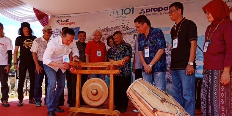 Kunjungan Ketua Bekraf, Triawan Munaf ke Pulo Geulis, Bogor, dalam acara memperindah destinasi wisata tersebut jadi Wisata Mural Pulo Geulis, Bogor, Minggu (18/3/2018).