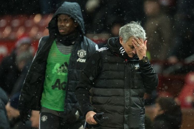 Ekspresi Paul Pogba dan Jose Mourinho seusai laga Piala FA antara Manchester United dan Brighton & Hove Albion di Stadion Old Trafford, 17 Maret 2018. 