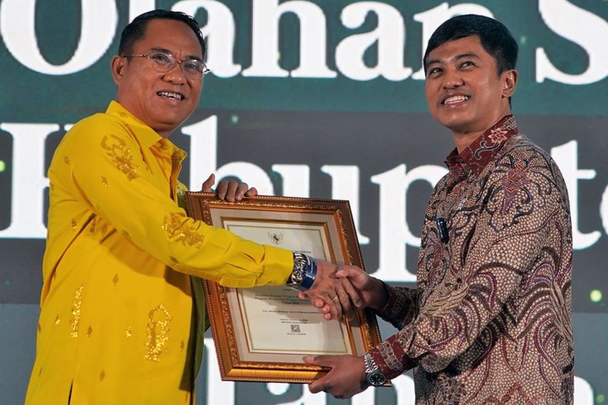 Pemberian penghargaan Sanitasi Total Berbasis Masyarakat (STBM) 2024 oleh Kementerian Kesehatan kepada kota/kabupaten, Selasa (10/12/2024).