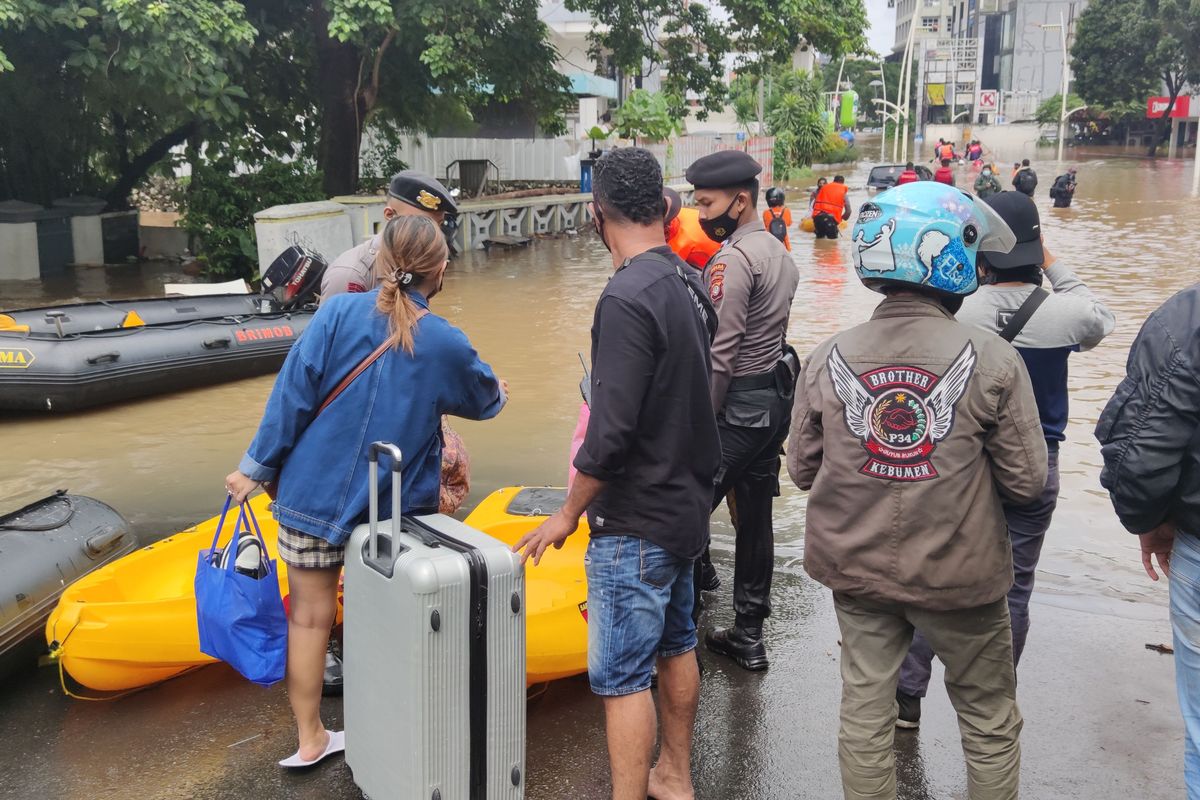 Warga yang menginap di hotel di Jalan Kemang Raya dievakuasi karena banjir, Sabtu (20/2/2021).