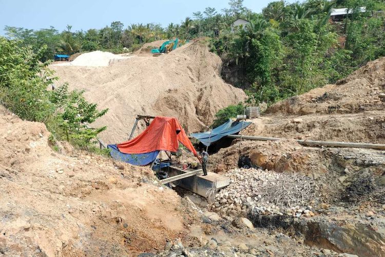 Lahan Perhutani yang dirusak perusahaan tambang pasir di Cihara Lebak Banten
