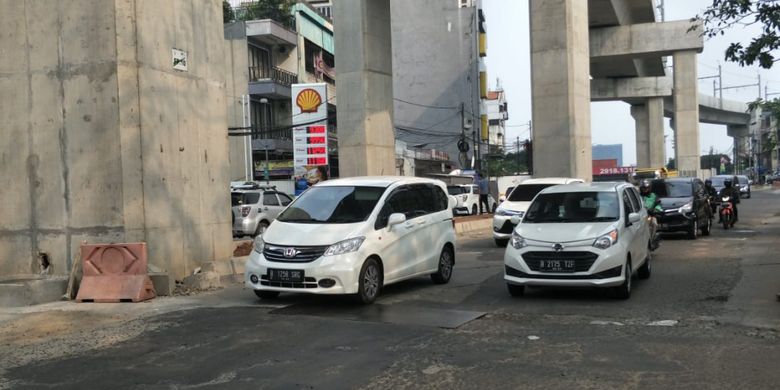 Kondisi jalan bergelombang dan berlubang di Jalan RS Fatmawati, Jakarta Selatan, Jumat (20/7/2018). Jalan yang berlubang tampak dipasangi lempengan besi.