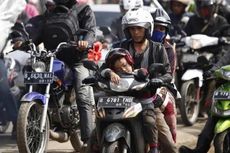 Cerita Pemudik di Gresik, Sempat Jalan Kaki bersama Istri dan Bayi Usai Motor Mogok, Diangkut Mobil Patroli Polisi