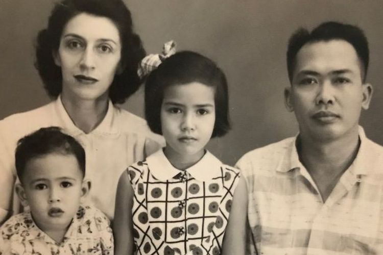 Keluarga Budiardjo ketika masih tinggal di Jakarta pada 1950-an (dari kiri ke kanan): Anto, Carmel, Tari, dan Suwondo Budiardjo.