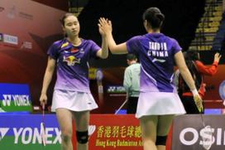 Ganda putri China, Bao Yixin (kiri)/Tang Jinhua melakukan tos saat bbertanding melawan rekan senegara, Wang Xiaoli/Yu Yang, di babak perempat final Hongkong Open Superseries 2013, di Stadion Hongkong Coliseum, Jumat (22/11/2013).
