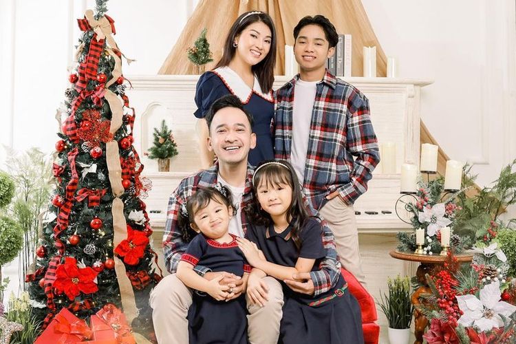 Keluarga Ruben Onsu dan Sarwendah merayakan natal.