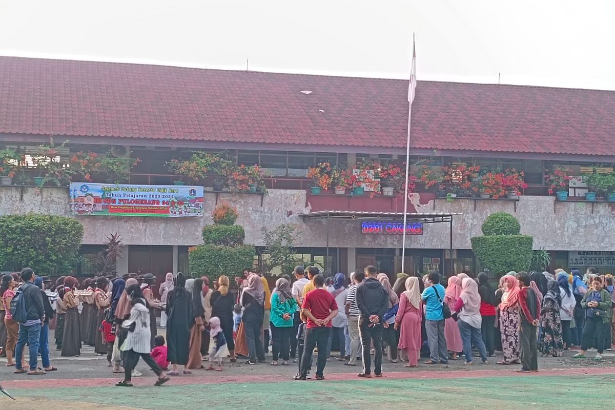 Puluhan orangtua mengantarkan anak-anaknya pada hari pertama sekolah di SD Negeri Pulo Gebang 04 & 05, Cakung, Jakarta Timur.