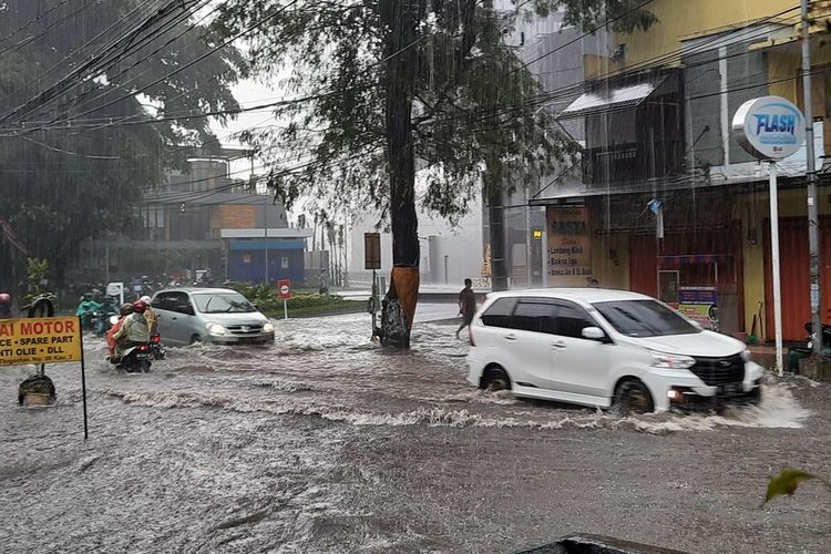Banjir yang terjadi di Jalan Raya Tlogomas Kota Malang, Minggu (14/3/2021).