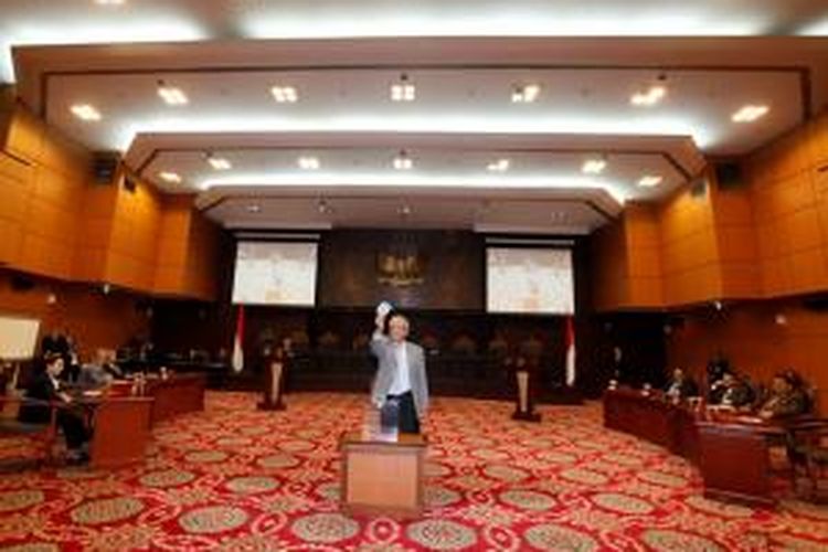 Hakim Konstitusi, Harjono, saat memberikan hak suaranya dalam pemilihan Ketua MK periode 2013-2016, di Gedung MK, Jakarta Pusat, Jumat (1/11/2013).  