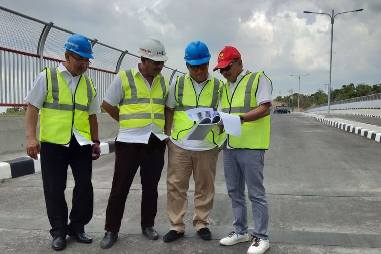 Ketua Komisi V DPR RI Fary Djemi Francis (helm biru kedua dari kanan) sedang memantau Jembatan Petuk di Kota Kupang, NTT, Kamis (2/11/2017).