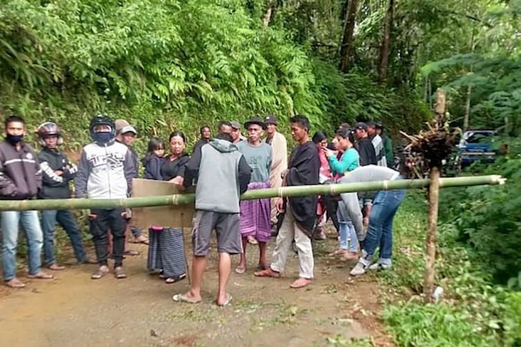 Warga Batu Kianak, Kelurahan Sa'dan Malimbong, Kecamatan Sa'dan Kabupaten Toraja Utara, Sulawesi Selatan, Jumat (3/2/2023) memblokade jalan krena sudah bosan dijanji pemerintah daerah Toraja Utara untuk diperbaiki.