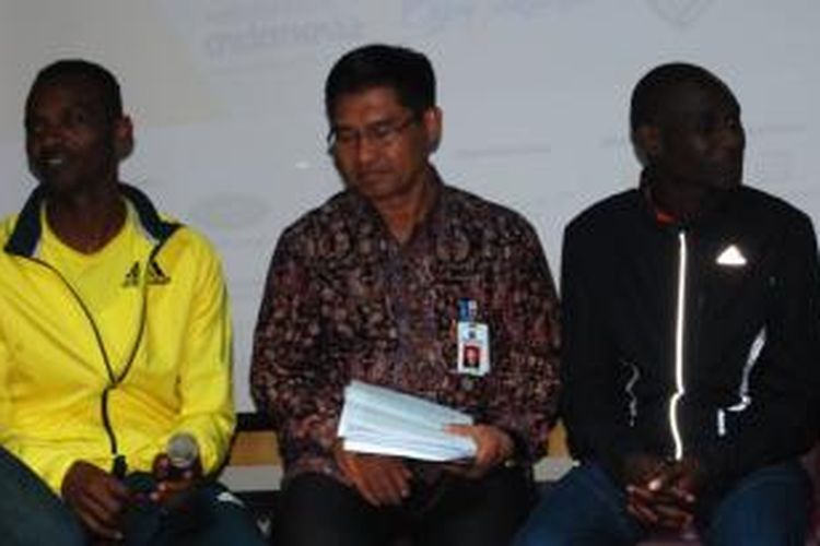 Pelari asal Ethiopia, Markos Geneti (kiri) memberikan keterangan pers bersama pelari asal Kenya, Stephen Tum (kanan), di Senayan City, Jakarta, Kamis (24/10/2013).