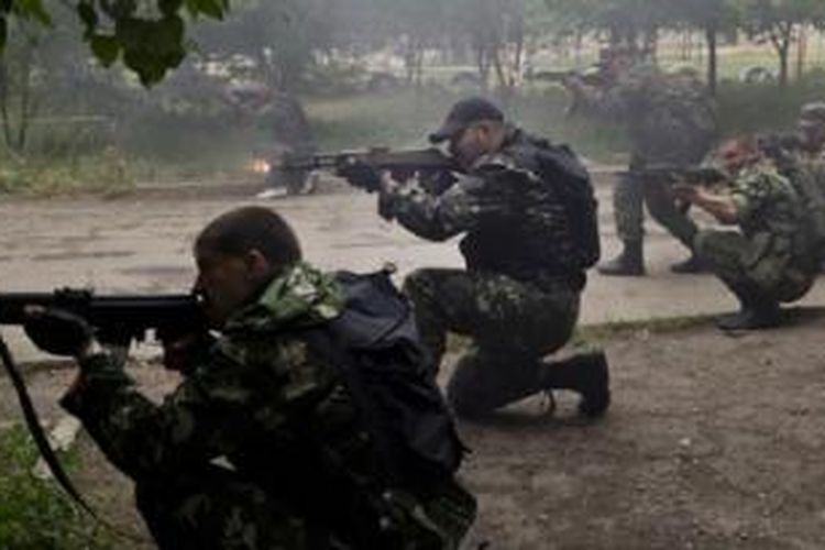 Pemberontak pro-Rusia menembakkan senjata ke arah tentara Ukraina di wilayah Luhansk, Ukraina (2/6).
