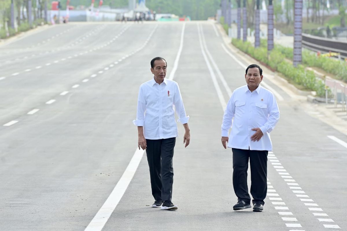 Presiden Joko Widodo bersama Menteri Pertahanan yang juga presiden terpilih berikutnya Prabowo Subianto berjalan bersama di Ibu Kota Nusantara, Senin (12/8/2024). Hari Senin ini merupakan sidang kabinet perdana di IKN. 