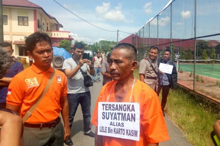 Suyatman (53) kanan, warga Desa Buket Pidie, Kecamatan Paya Bakong, Kabupaten Aceh Utara memperagakan cara membunuh penguasha asal Kota Tangerang, Provinsi Banten, Michael Reinaldo Mesak (35) di halaman Mapolres Aceh Utara, Kamis (28/9/2017).