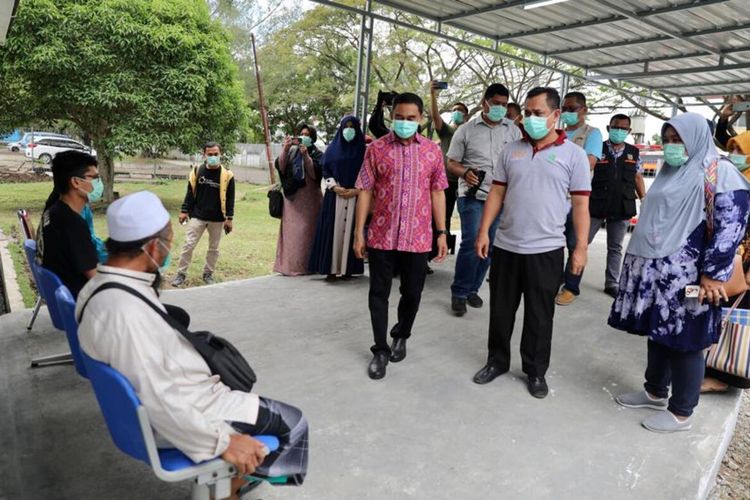 Rumah Sakit Umum Zainal Abidin (RSUZA) Banda Aceh, Minggu (5/4/2020) memulangkan tigas pasien covid-19 sekaligus yang dinyatakan sembuh. Ketiga pasien ini adalah pasien pertama sembuh di Aceh. Kini hanya ada satu pasien lagi yang masih dirawat di Ruang RICU RSUZA, karena hasil pemeriksaan tenggorokan kedua masih dinytkan positif. *****