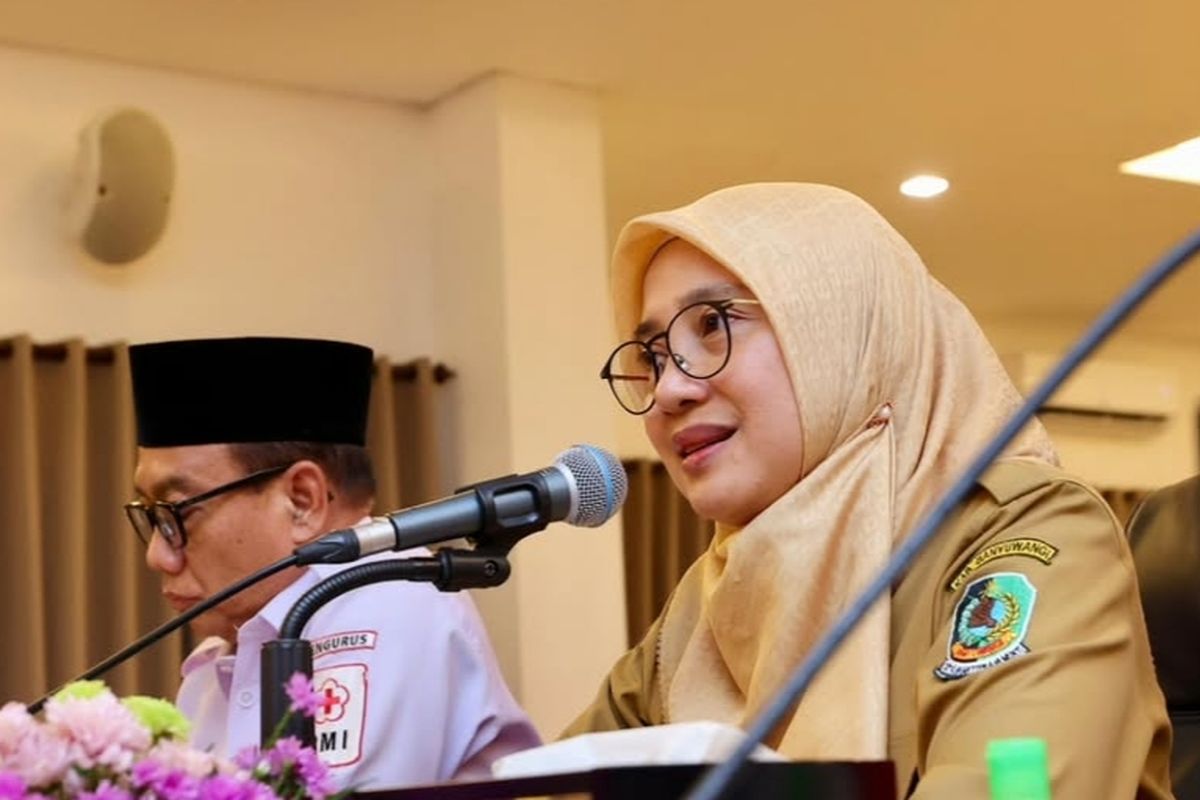 Bupati Banyuwangi Ipuk Fiestiandani saat memimpin rapat program Banyuwangi Melayani. 