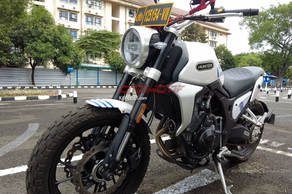 Ilustrasi ujian praktik SIM C1 dengan motor sport naked Hunter Scrambler 500