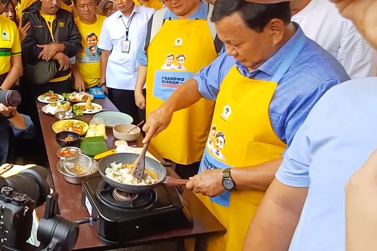 Calon presiden (capres) nomor urut 2, Prabowo Subianto masak dalam rangkaian acara HUT-59 dan Konsolidasi Partai Golkar menuju Pemilu Damai 2024 di GOR Pakansari, Bogor, Jawa Barat, Sabtu (6/1/2024).
