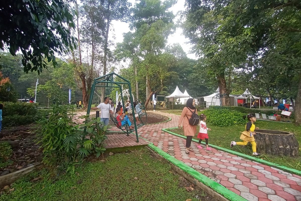 Sejumlah pengunjung menikmati taman bermain yang berada di Kebun Raya Purwodadi, Kabupaten Pasuruan, Jawa Timur, Minggu (30/1/2022).