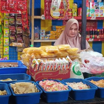 Ilustrasi pedagang sembako. Ada barang yang tidak terkena kenaikan PPN jadi 12 persen. apa termasuk sembako?