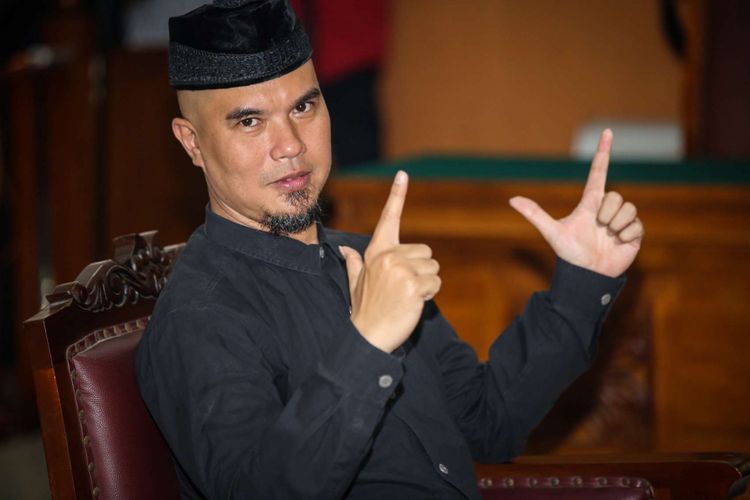 Artis musik Ahmad Dhani saat menjalani sidang kasus dugaan ujaran kebencian di Pengadilan Negeri Jakarta Selatan, Senin (16/4/2018). Ahmad Dhani diduga melanggar Pasal 45A Ayat 2 juncto Pasal 28 Ayat 2 Undang-undang Nomor 19 Tahun 2016 tentang Informasi dan Transaksi Elektronik juncto Pasal 55 Ayat 1 KUHP.