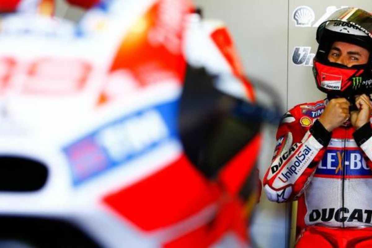 Pebalap Ducati Team asal Spanyol, Jorge Lorenzo, memasang helmnya saat menjalani hari pertama tes pramusim kedua MotoGP 2017 di Sirkuit Philip Island, Australia, Kamis (16/2/2017).