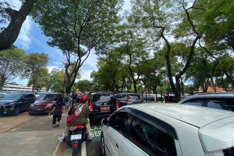 Kepadatan di pintu masuk dan area parkir TMII saat hari pertama uji coba terbatas, Minggu (20/11/2022). 