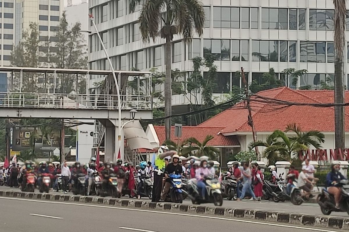 Sejumlah massa buruh mulai berdatangan untuk menggelar aksi May Day di kawasan Monas, Jakarta, Senin (1/5/2023). 