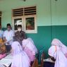 Kunjungi Sekolah Ambruk, Wakil Bupati Mojokerto Semangati Siswa yang Belajar di Teras
