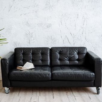 Ilustrasi sofa kulit warna hitam.