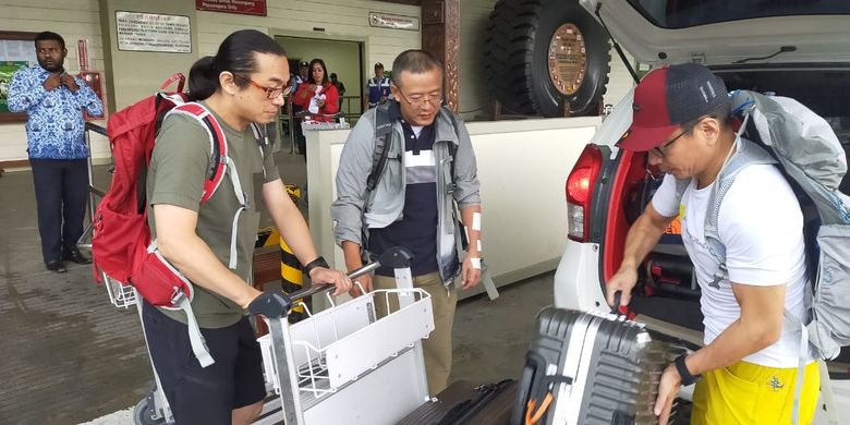 Turis China di Bandara Timika Papua pada Selasa (1/10) yang gagal mendaki Gunung Carstensz Papua karena pertimbangan keamanan.