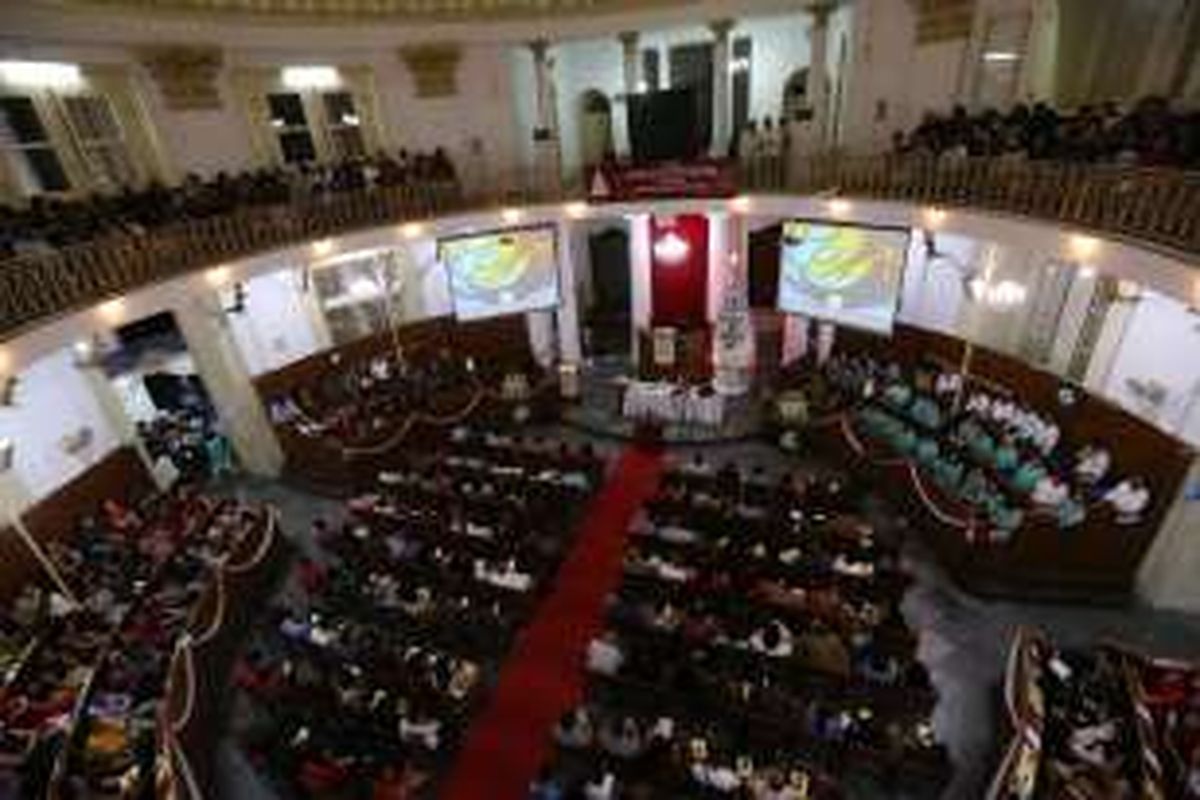 Sejumlah jemaat melaksanaan ibadah Misa Natal di Gereja Protestan Indonesia Bagian Barat (GPIB) Immanuel, Jakarta, Sabtu (24/12/2016). Umat Kristiani merayakan Hari Raya Natal 25 Desember 