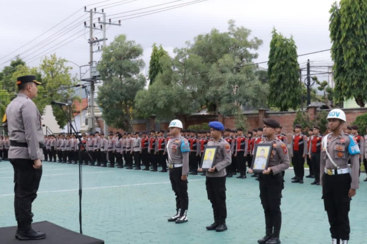 Kapolresta Banyuwangi Kombes Pol Nanang Haryono saat melaksanakan prosesi pemecatan di Mapolresta Banyuwangi 