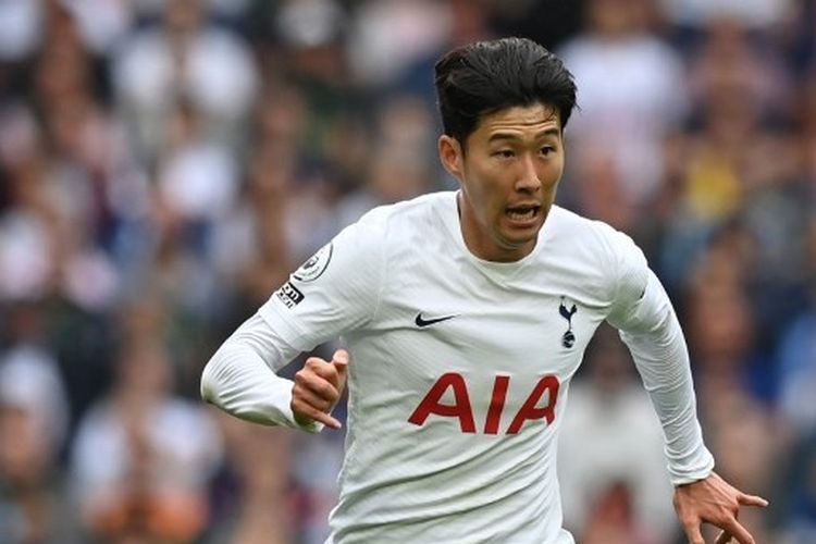 Aksi penyerang Tottenham Hotspur, Son Heung-min, saat melawan Watford pada pekan ketiga Liga Inggris, Minggu (29/8/2021) di Tottenham Hotspur Stadium. Tottenham Hotspur menampilkan foto Son Heung-min yang membentangkan bendera Merah Putih untuk menyambut HUT Ke-77 RI yang jatuh pada Rabu (17/8/2022).