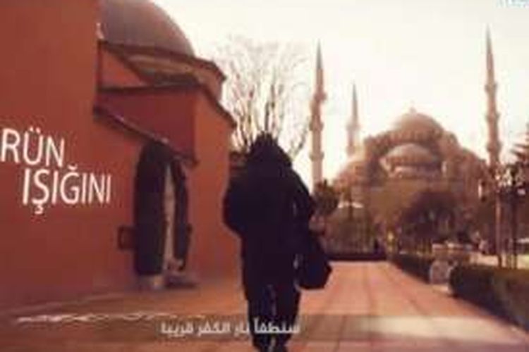 Dalam foto yang diambil dari video terbaru ISIS, terlihat seorang pria berseragam serba hitam berjalan di dekat salah satu lokasi wisata ternama kota Istanbul, Masjid Biru.
