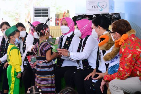 Saat Ibu Iriana Mendongeng bersama Pelajar TK di Labuan Bajo...