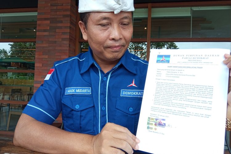Ketua DPD Partai Demokrat Bali, I Made Mudarta menunjukan surat dukungan ke AHY