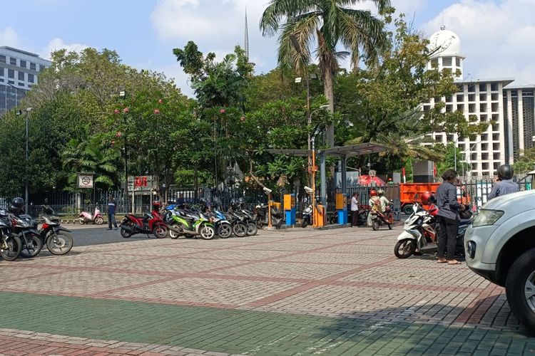 Area halaman Gereja Katedral yang digunakan sebagai lahan parkir kendaraan untuk umat muslim saat melaksanakan ibadah shalat Ied di Masjid Istiqlal, Jakarta Pusat, Sabtu (22/4/2023).