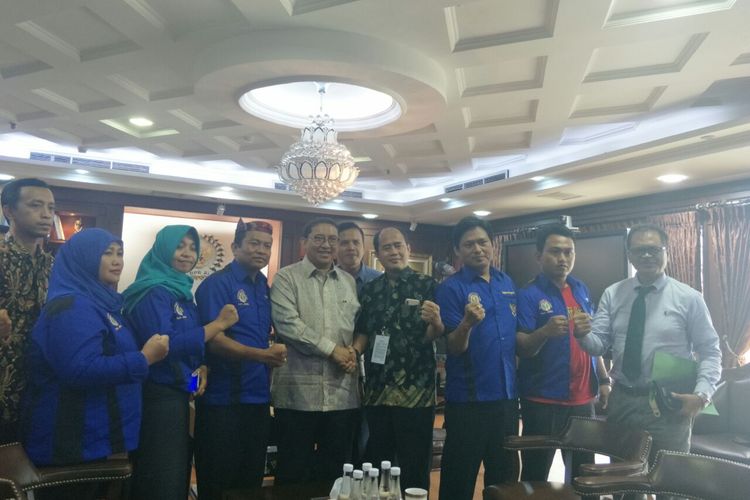 Wakil Ketua DPR Fadli Zon bertemu dengan para guru honorer di Kompleks Parlemen Senayan, Jamarta, Senin (18/3/2019). 