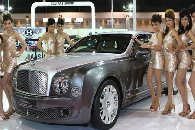 Rolls-Royce dikelilingi para gadis cantik.